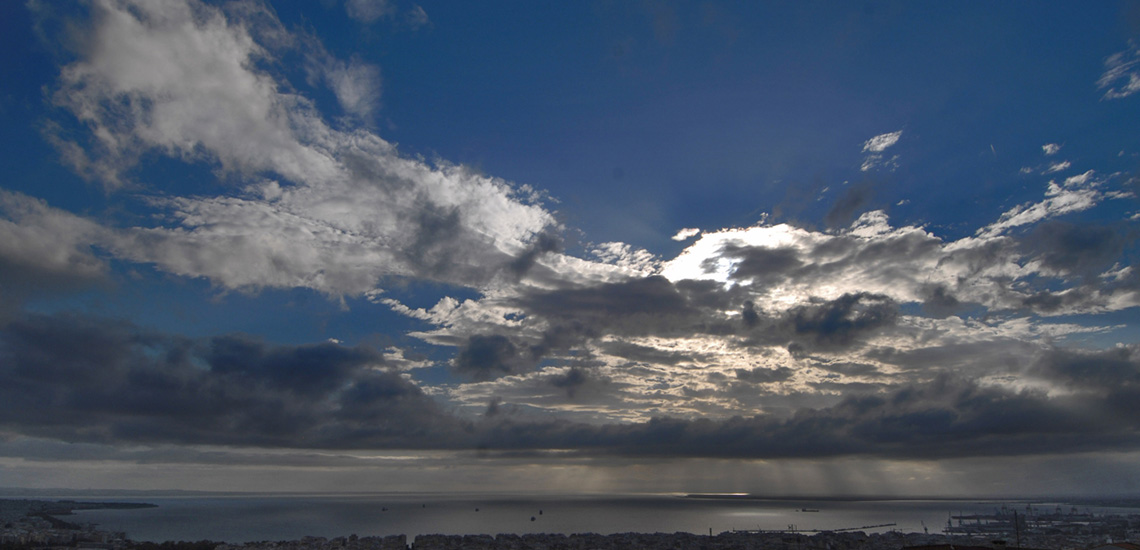 Κυριακή με νεφώσεις…