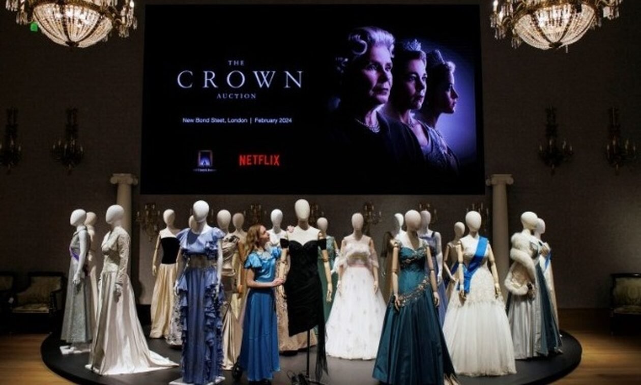 Στο «σφυρί» κοστούμια και αντικείμενα από τη σειρά The Crown
