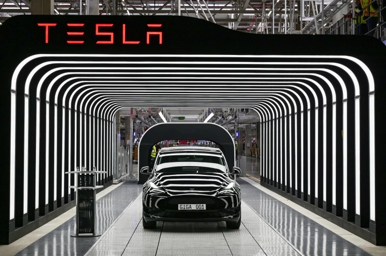 Αναστέλει την παραγωγή στο Βερολίνο η Tesla λόγω Χούτι