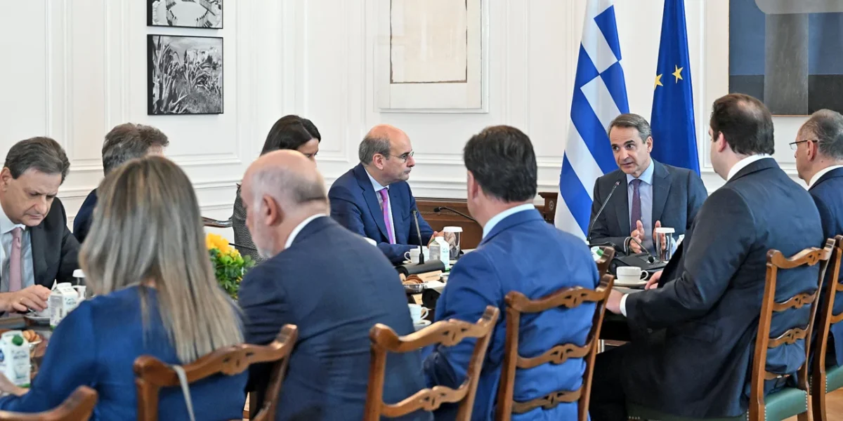 Διευκρινίσεις Μητσοτάκη για ομόφυλα ζευγάρια και τεκνοθεσία
