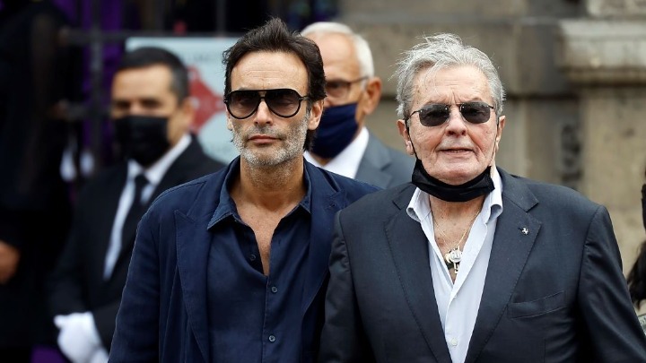 Η οικογένεια Ντελόν αλληλοσπαράσσεται