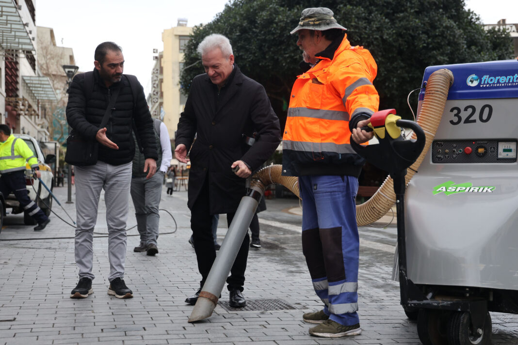 Ξανά σε χρήση σκούπες και πιεστικό στο Ηράκλειο