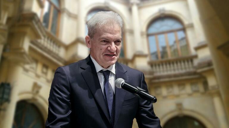 Σηκώνει το … γάντι, αλλά δεν ανοίγει την… ταμπακιέρα ο Καλοκαιρινός για τις παρατάσεις συμβάσεων