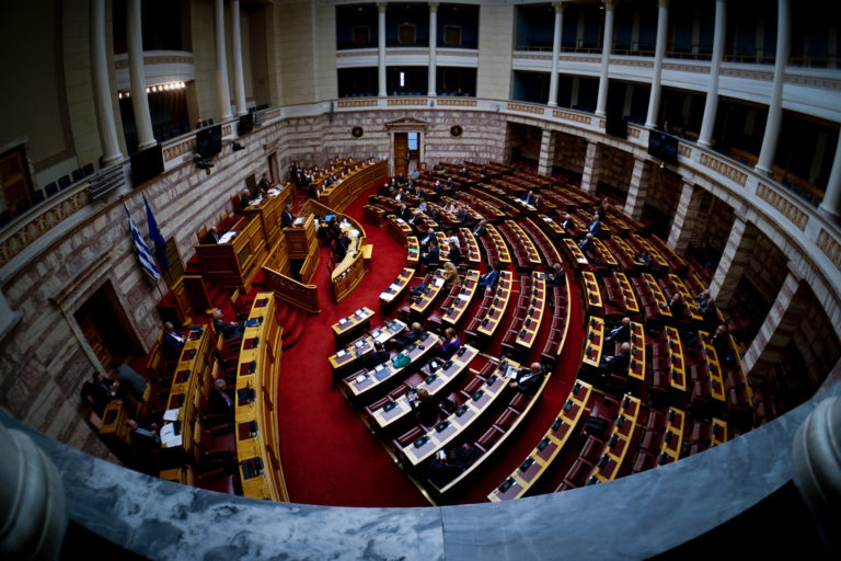 Με αντιδράσεις και … παρεμβάσεις η ψήφιση του σχεδίου νόμου για την ισότητα στο γάμο