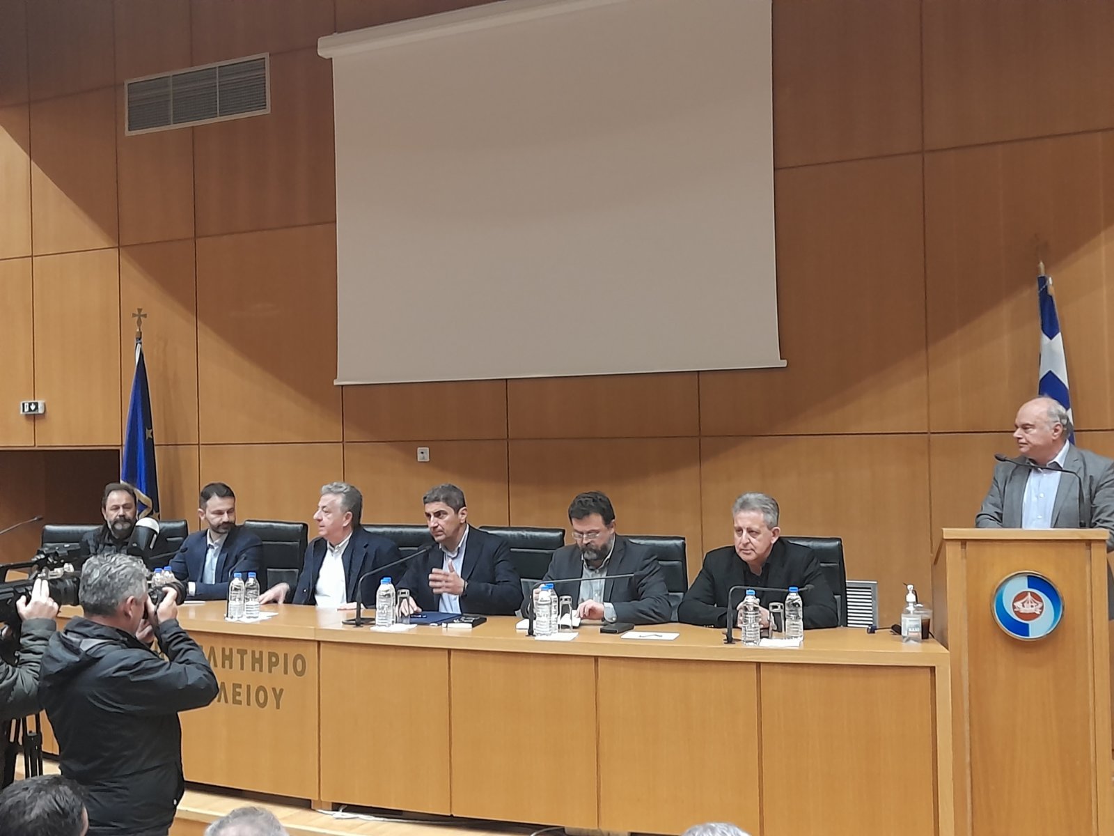 Κρίσιμη σύσκεψη με Αυγενάκη στο Επιμελητήριο