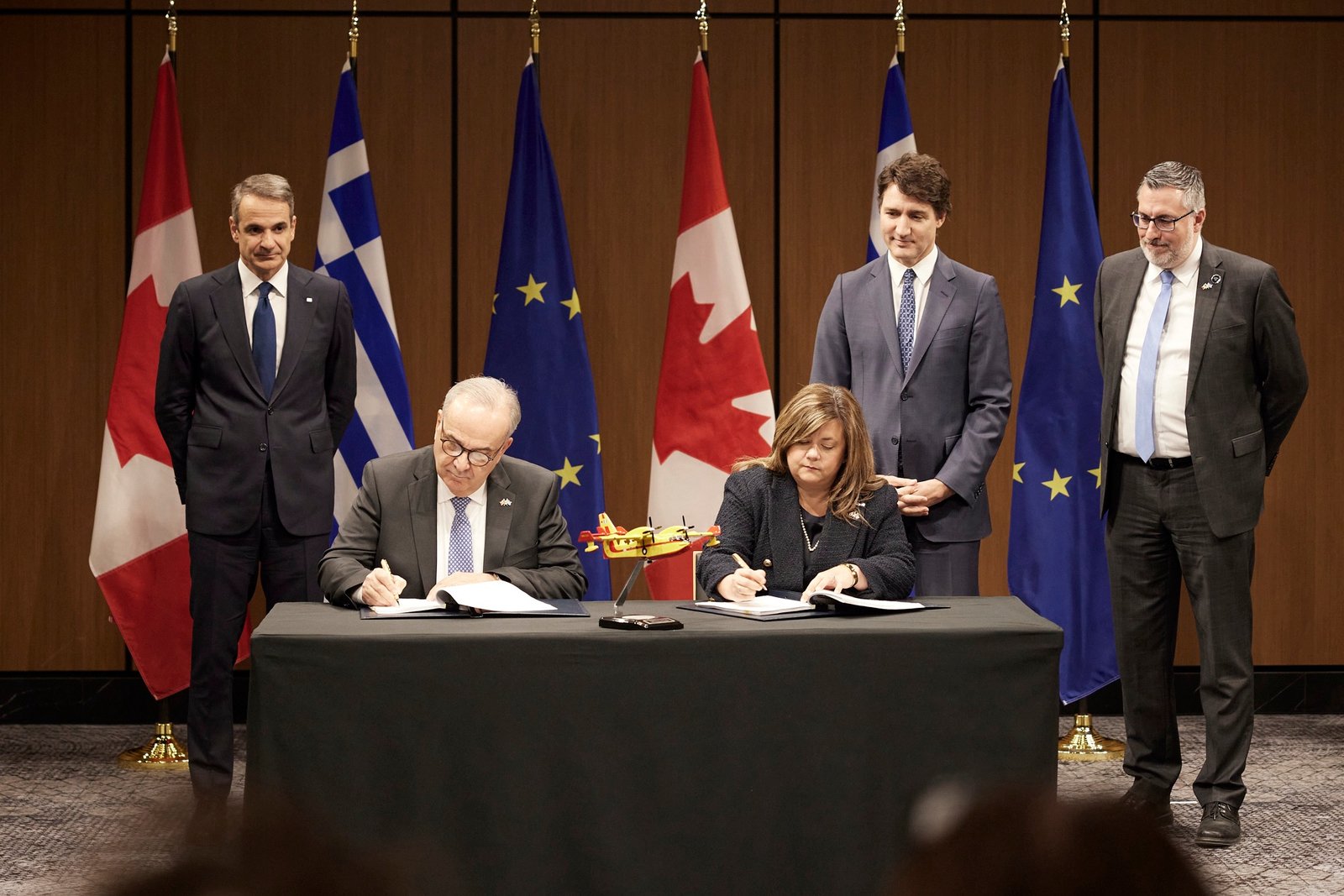 Υπογράφτηκε η συμφωνία για τα 7 Canadair