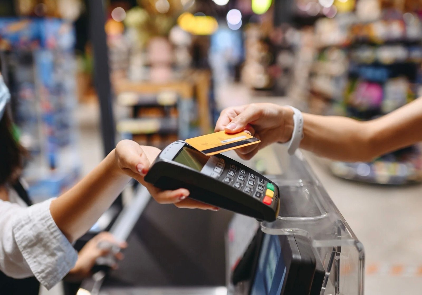 Ο απατεώνας με έφεση στην εξαπάτηση ιδιοκτητών καταστημάτων εστίασης – Στα ίχνη του η Αστυνομία