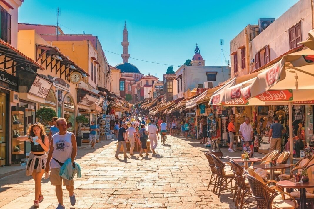 Κρήτη και Ρόδος υποδέχονται τους πρώτους τουρίστες της νέας σεζόν