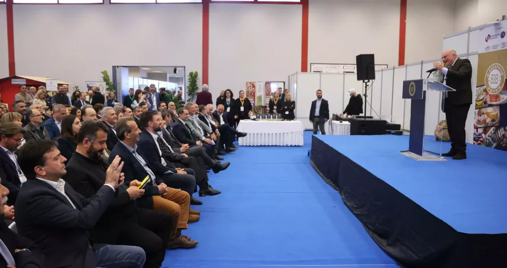 Προσπαθεί να μαζέψει το επεισόδιο με τον Παρασύρη ο Αλιφιεράκης