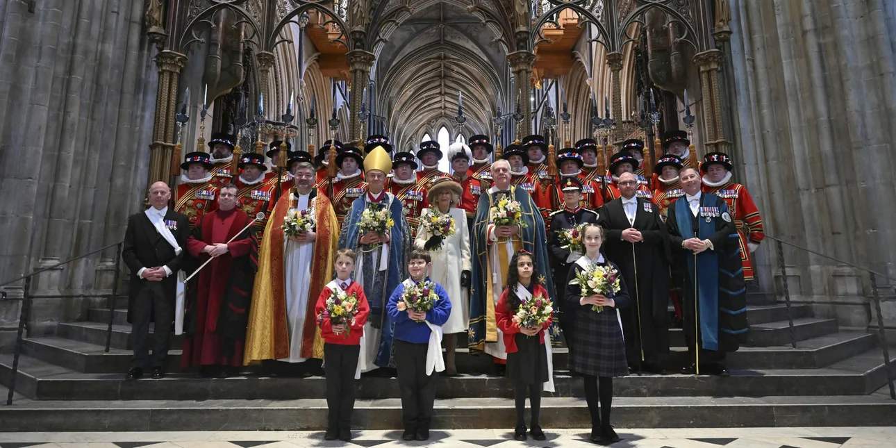 Για πρώτη φορά σύζυγος μονάρχη τον εκπροσωπεί στη λειτουργία της Μ.Πέμπτης