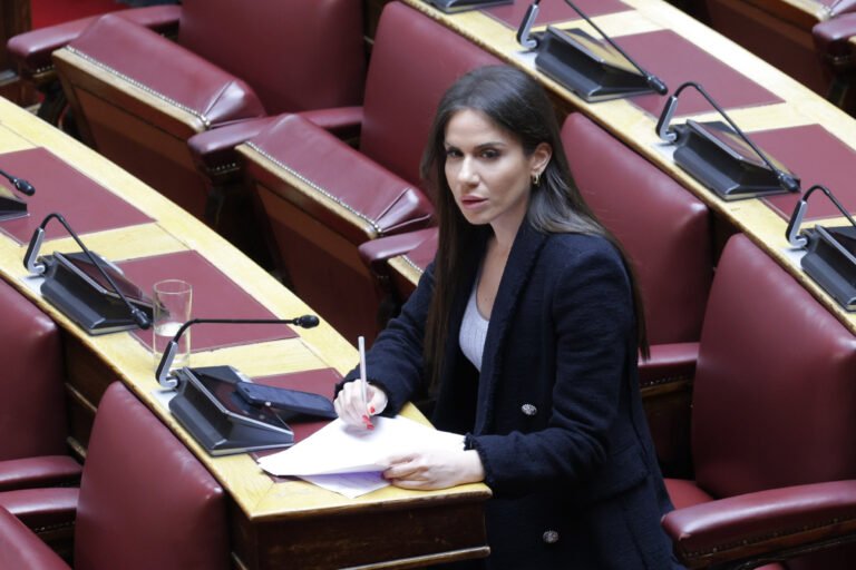 Απάντηση Κεφαλογιάννη σε Βατσινά για τα τουριστικά λεωφορεία