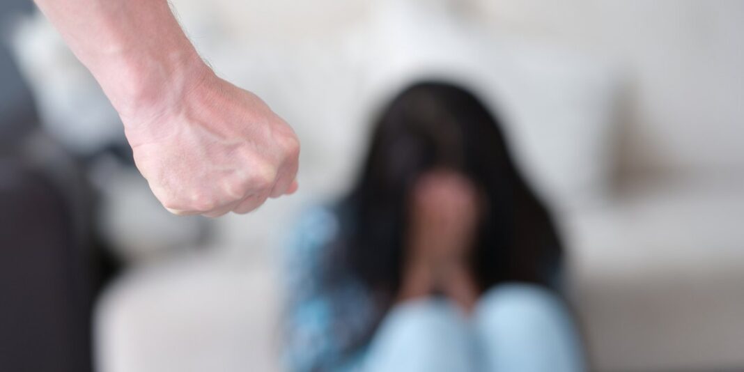 Χανιά: «Ακόμη και όταν ήμουν έγκυος, μου είχε ρίξει γροθιά στην κοιλιά μου» (Video)
