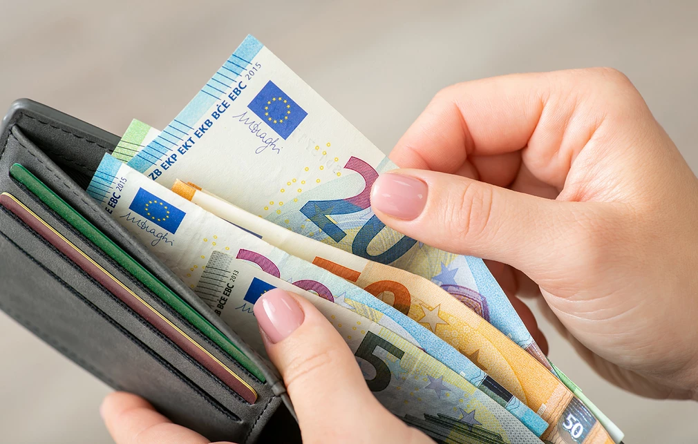 Εφικτός στόχος τα 950 ευρώ για τον κατώτατο μισθό