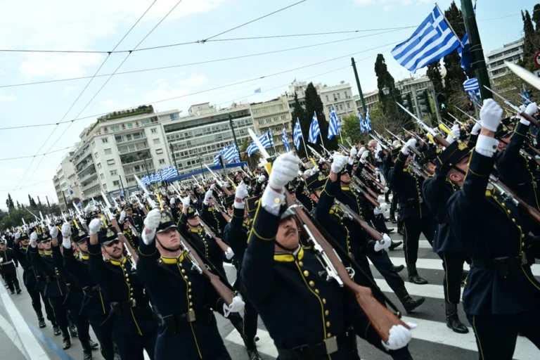 Παρουσία της Προέδρου Δημοκρατίας η εντυπωσιακή παρέλαση στο Σύνταγμα