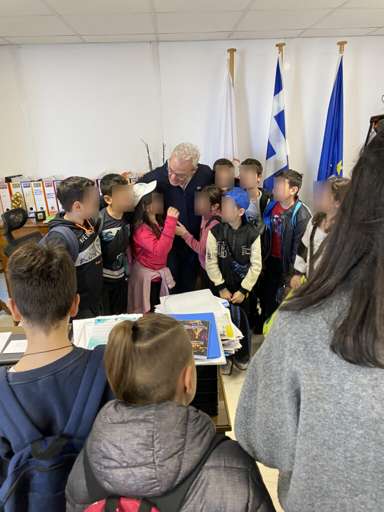 Γέμισε “πράσινους ήρωες” από το 46ο Δημοτικό το γραφείο Δημάρχου