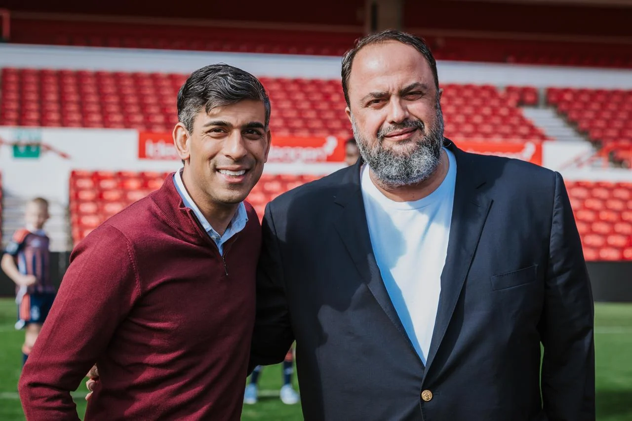 Ο Μαρινάκης υποδέχθηκε τον Σούνακ στο γήπεδο