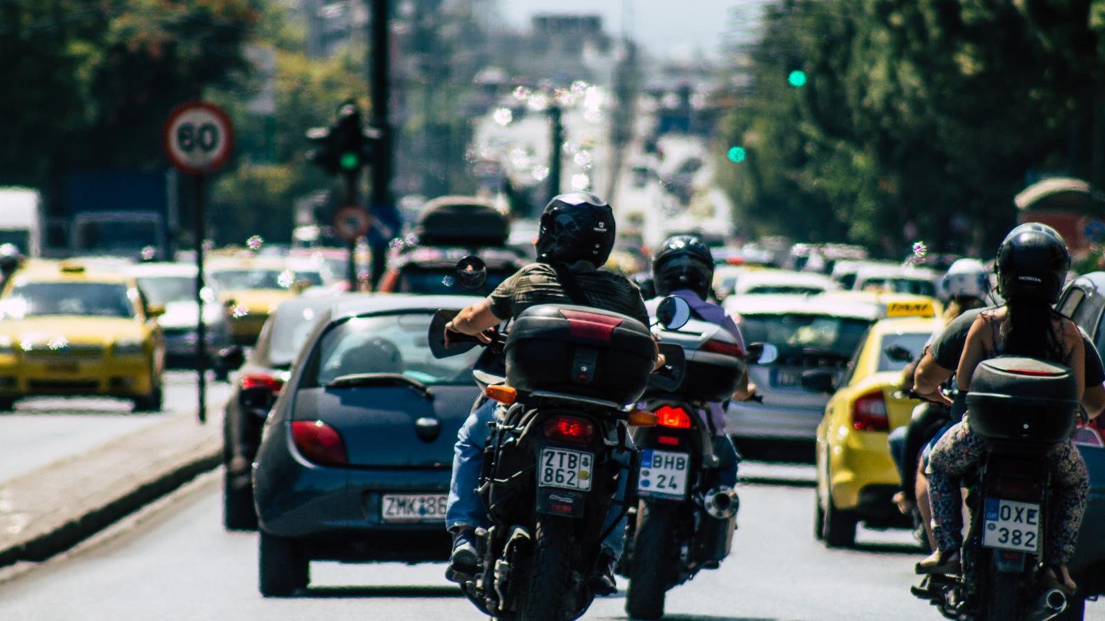 Ξεχωριστή λωρίδα για τα μηχανάκια στους δρόμους