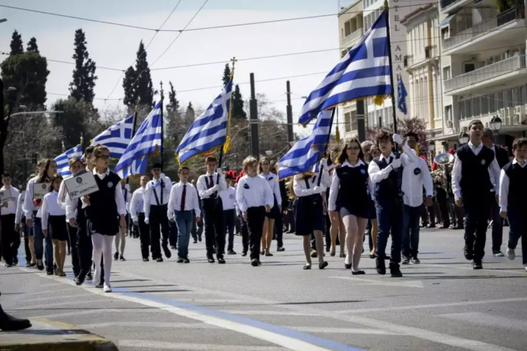 Παρελάσεις 25ης: Για λάσπη κατηγορεί την κυβέρνηση ο ΣΥΡΙΖΑ