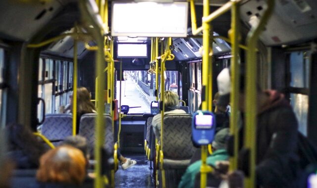 Ποίηση μέσα σε αστικά λεωφορεία για την Παγκόσμια Ημέρα Ποίησης