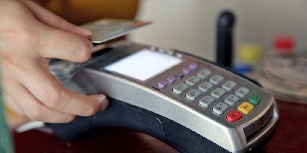 ΑΑΔΕ: Δεκάδες χιλιάδες emails για τη διασύνδεση των POS