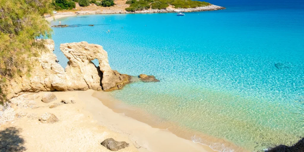 Πέντε ελληνικές παραλίες στις 10 καλύτερες με γαλάζια νερά στον κόσμο