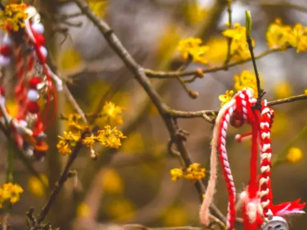 Μαρτάκι: Γιατί φοράμε το άσπρο – κόκκινο βραχιόλι τον Μάρτιο