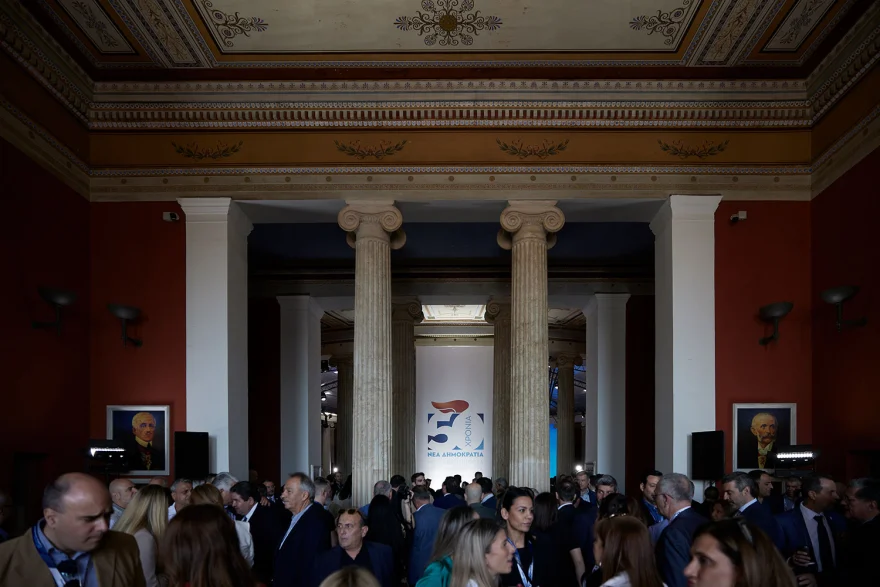 Ένα ταξίδι 50 χρόνων ΝΔ σε μία έκθεση (φωτός)