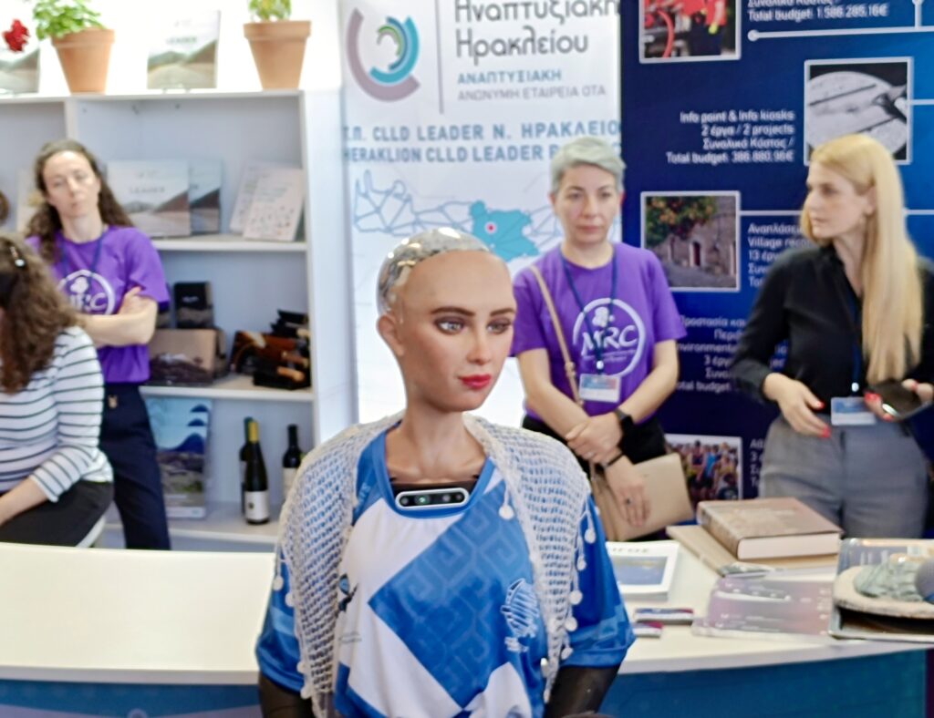 Τι είπε η Sophia στο ΘΕΜΑ ΚΡΗΤΗΣ! Η πρόβλεψη της για τον Τουρισμό και την Κρήτη του 2054