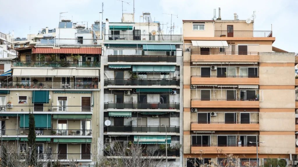 Παράταση στη φοροαπαλλαγή για ακίνητα που ανοίγουν το 2026 και νέοι κόφτες στα Airbnb