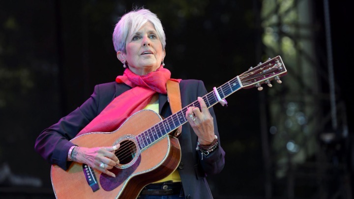 Κυκλοφορεί ποιητική συλλογή η Τζόαν Μπαέζ