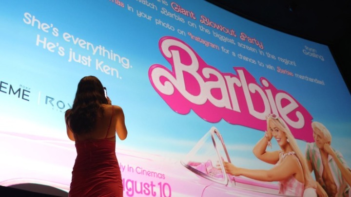 Αφίσα της Barbie σε δημοπρασία για παιδιά του πολέμου