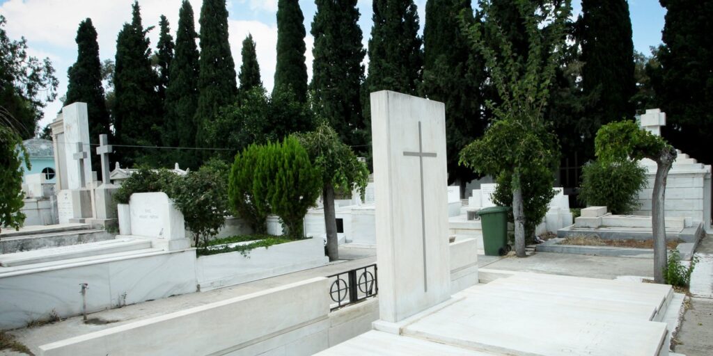 “Μόνη της χτύπησε” λέει 60χρονος που  επιτέθηκε στη νύφη του σε ώρα κηδείας