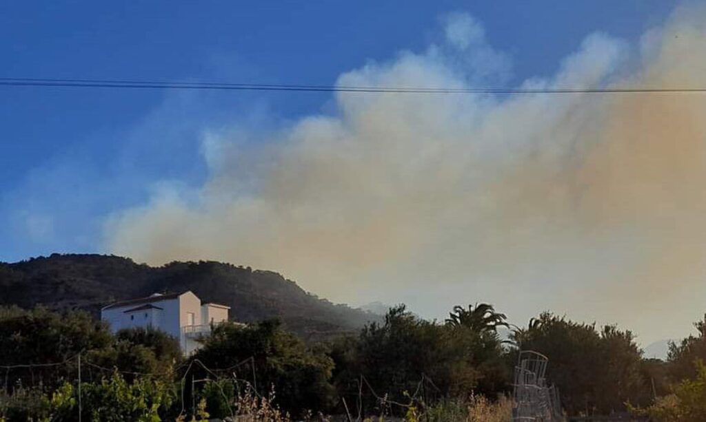 Μεγάλη φωτιά στην Ιεράπετρα-Μήνυμα από το 112 για εκκένωση οικισμών