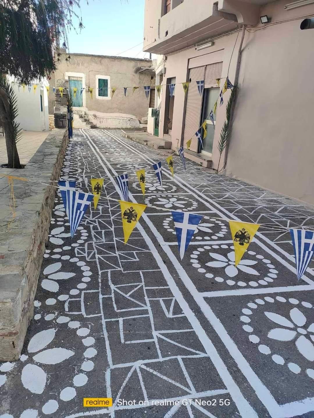 Μετέτρεψαν σε καμβά το δρόμο του χωριού!