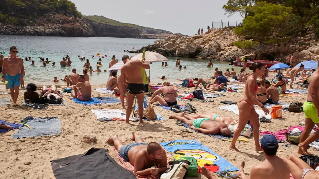 Στα αυτοκίνητα τους κοιμούνται οι ντόπιοι λόγω υπερτουρισμού στην Ίμπιζα
