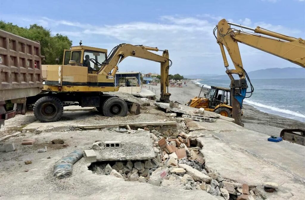 Παραλιακές … κατεδαφίσεις στη Χερσόνησο