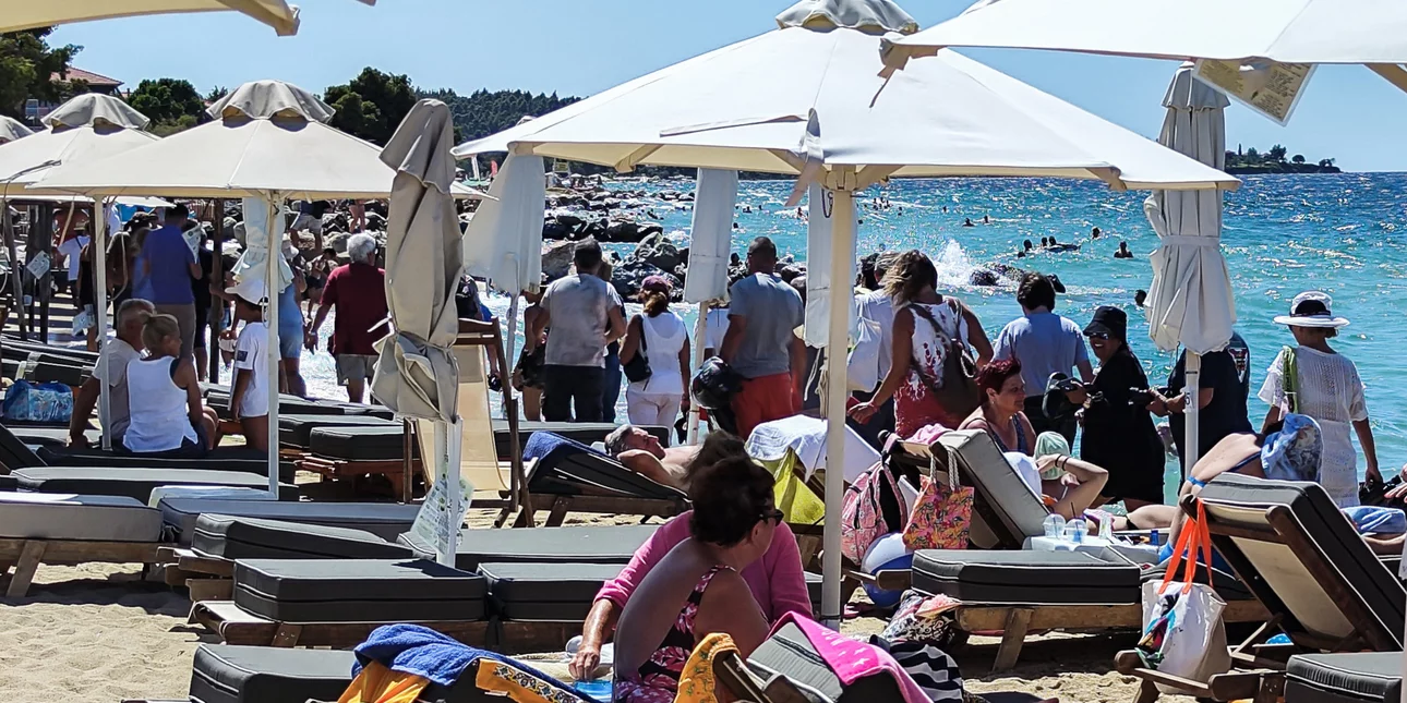 Σαρωτικοί έλεγχοι σε παραλίες για να προλάβει τις καταγγελίες η κυβέρνηση