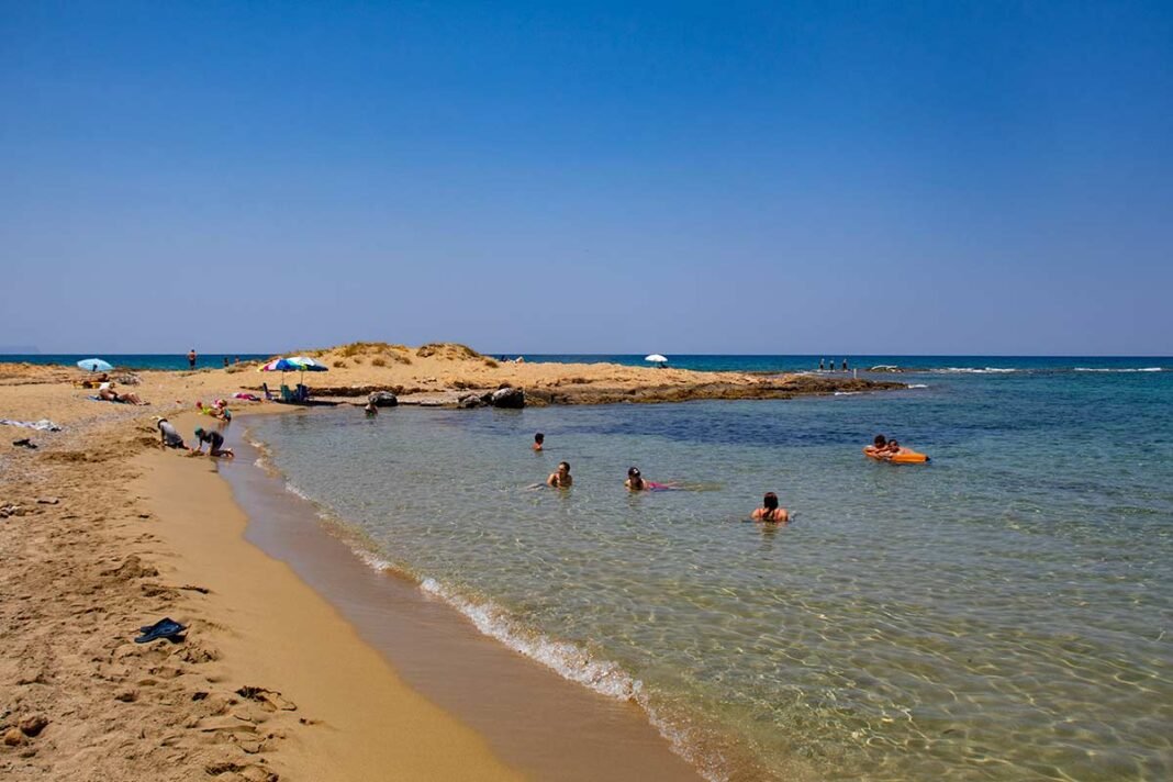 Καθαρίζουν την παραλία του Ποταμού