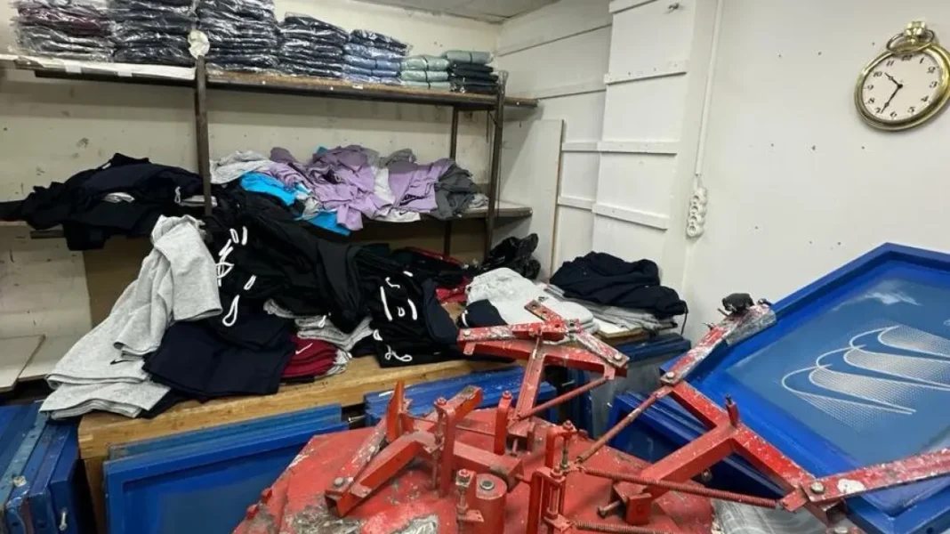 Τρεις συλλήψεις για ρούχα μαϊμού