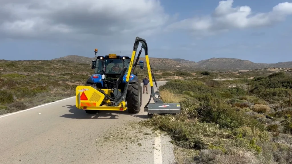Σύγχρονο μηχάνημα καθαρισμού πρανών στην υπηρεσία του Δήμου Σητείας