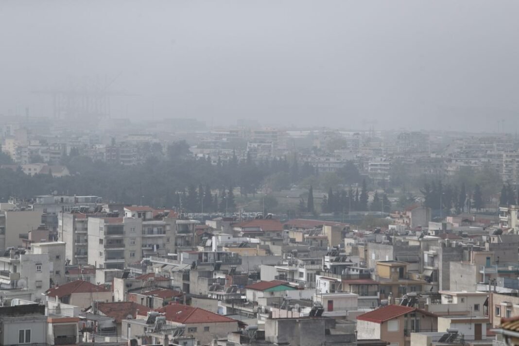 “Πνίγηκε” η Θεσσαλονική στη σκόνη και την ομίχλη