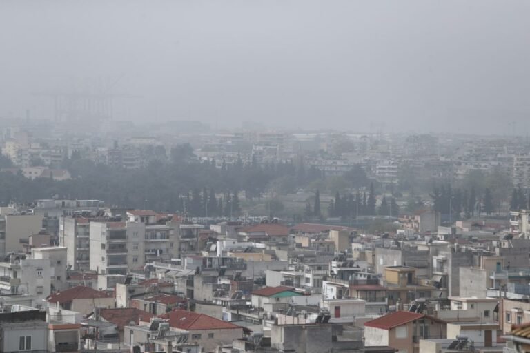 “Πνίγηκε” η Θεσσαλονική στη σκόνη και την ομίχλη