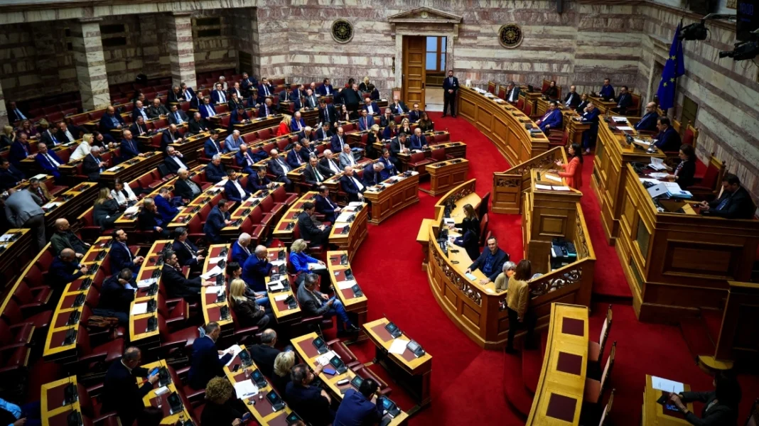 Κατατέθηκε η πρόταση δυσπιστίας κατά της κυβέρνησης – «Να ξεκινήσει αμέσως η συνεδρίαση» λέει ο Μητσοτάκης