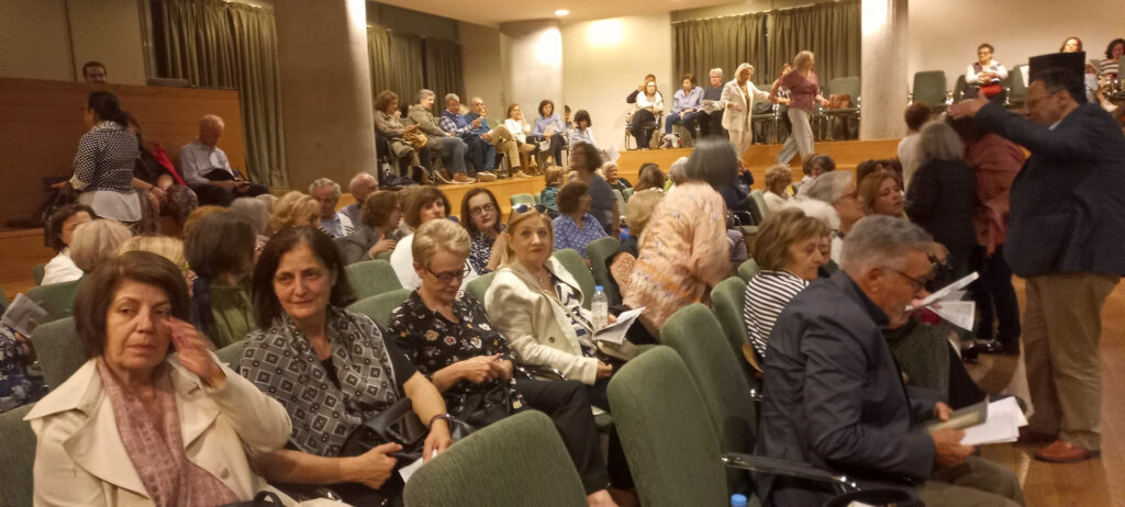 Πλήθος κόσμου στην εκδήλωση για τη μητέρα