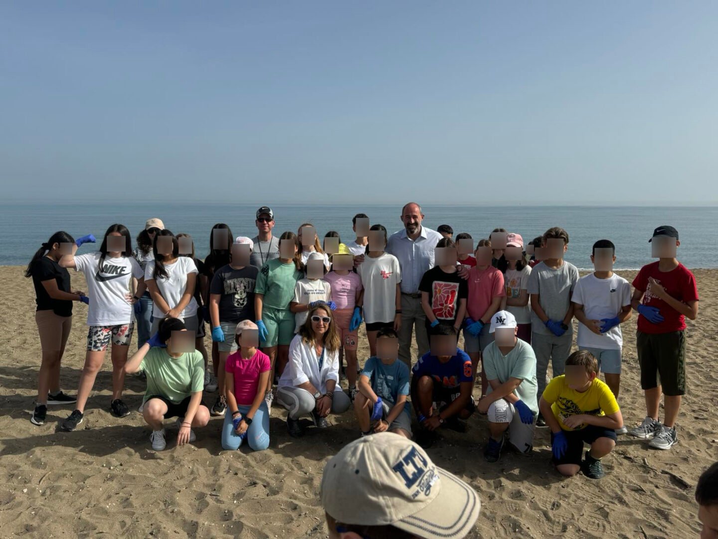 Μαθητές καθάρισαν την παραλία του Λίντο