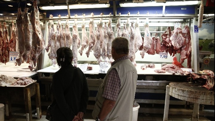 Τελευταίες αγορές για το γιορτινό τραπέζι
