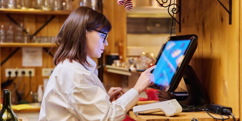 Παράταση για τη διασύνδεση ταμειακών μηχανών και POS