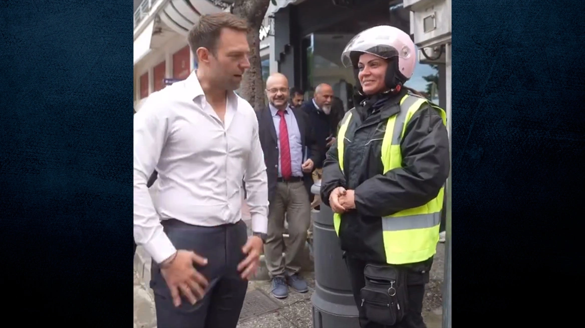 Κασσελάκης: Σκουπίζει τα χέρια του μετά από χειράψια