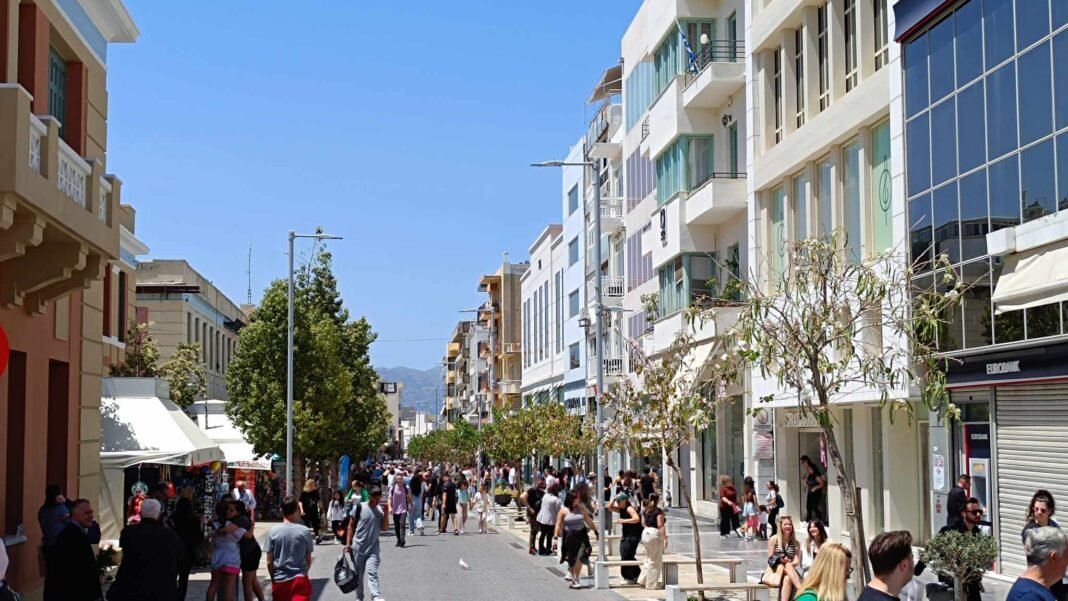 Πλήθος κόσμου στο κέντρο του Ηρακλείου για τα τελευταία ψώνια