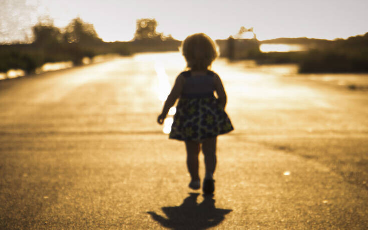 3χρονο κοριτσάκι τριγύριζε μόνο στους δρόμους